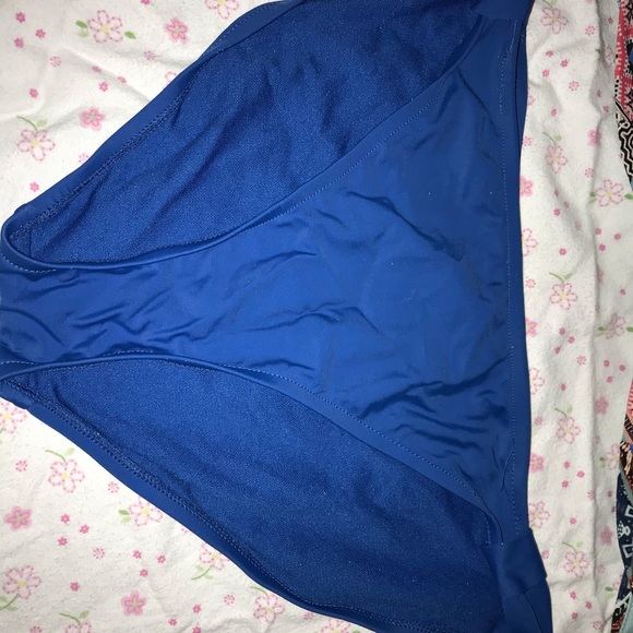 Bikini - Picture 3 of 7